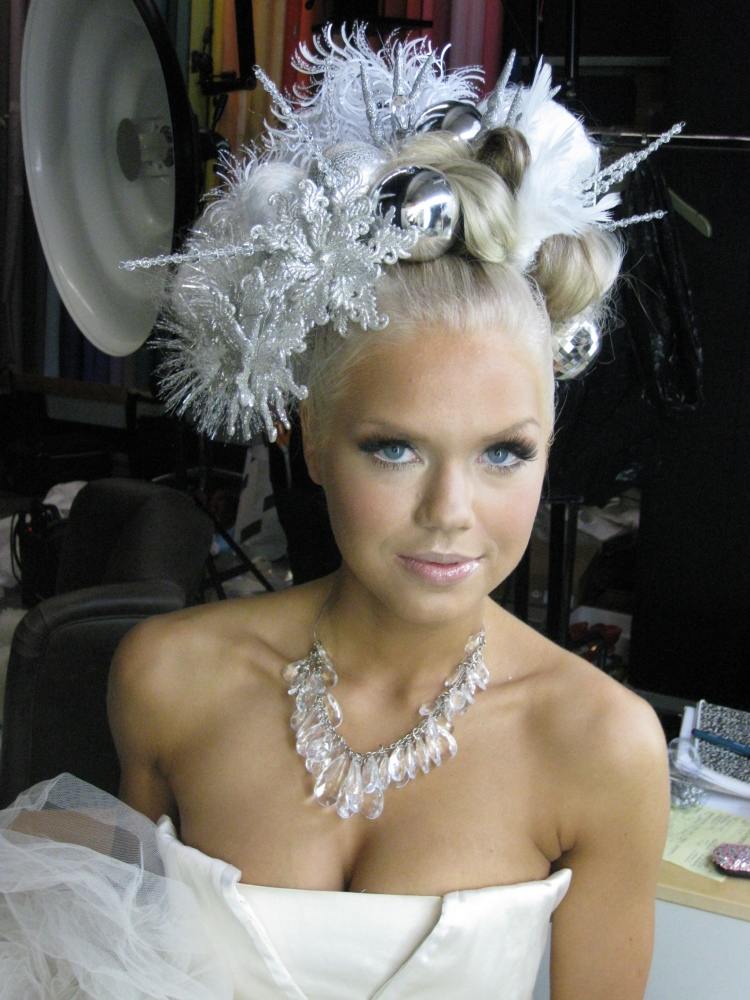 Updo a strieborné šperky pre ľadovú kráľovnú účesy-vianočné-zábavné-ľadové-kráľovné-updo