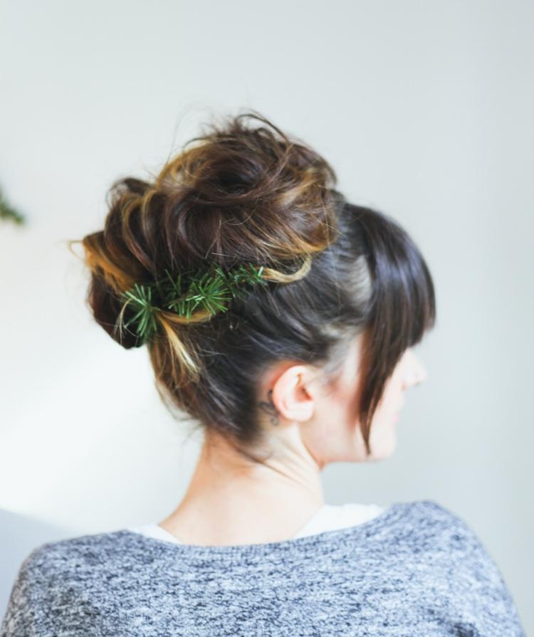 zelené jedľové konáre ako ozdoba drdolu účesy-vianoce-updos-jedľové konáre-girlandy