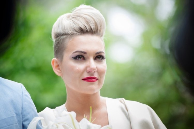 XXL quiff a oholené boky Svadobný účes s podrezanými nápadmi na strih-nápady-citáty blond-vlasov
