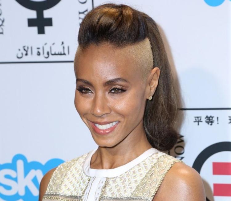 Bielené oholené boky a hnedý chvost svadobný účes-podrezaný-nápad-blond-hnedo-sfarbený-chvost