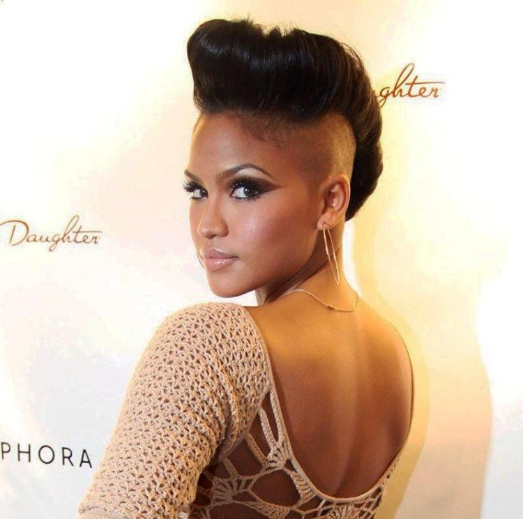 oholené boky a objemný účes v mohikánskom vzhľade svadobný účes-podrezaný-mohikánsky-look-styling