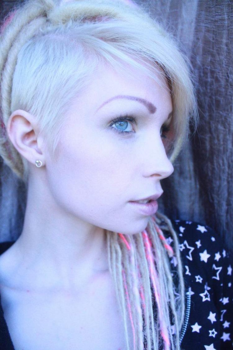 Svadobný účes s podrezanými a rastovými vrkočmi stavať účes s podrezanými mriežkovými vrkočmi hippie look blond ženy