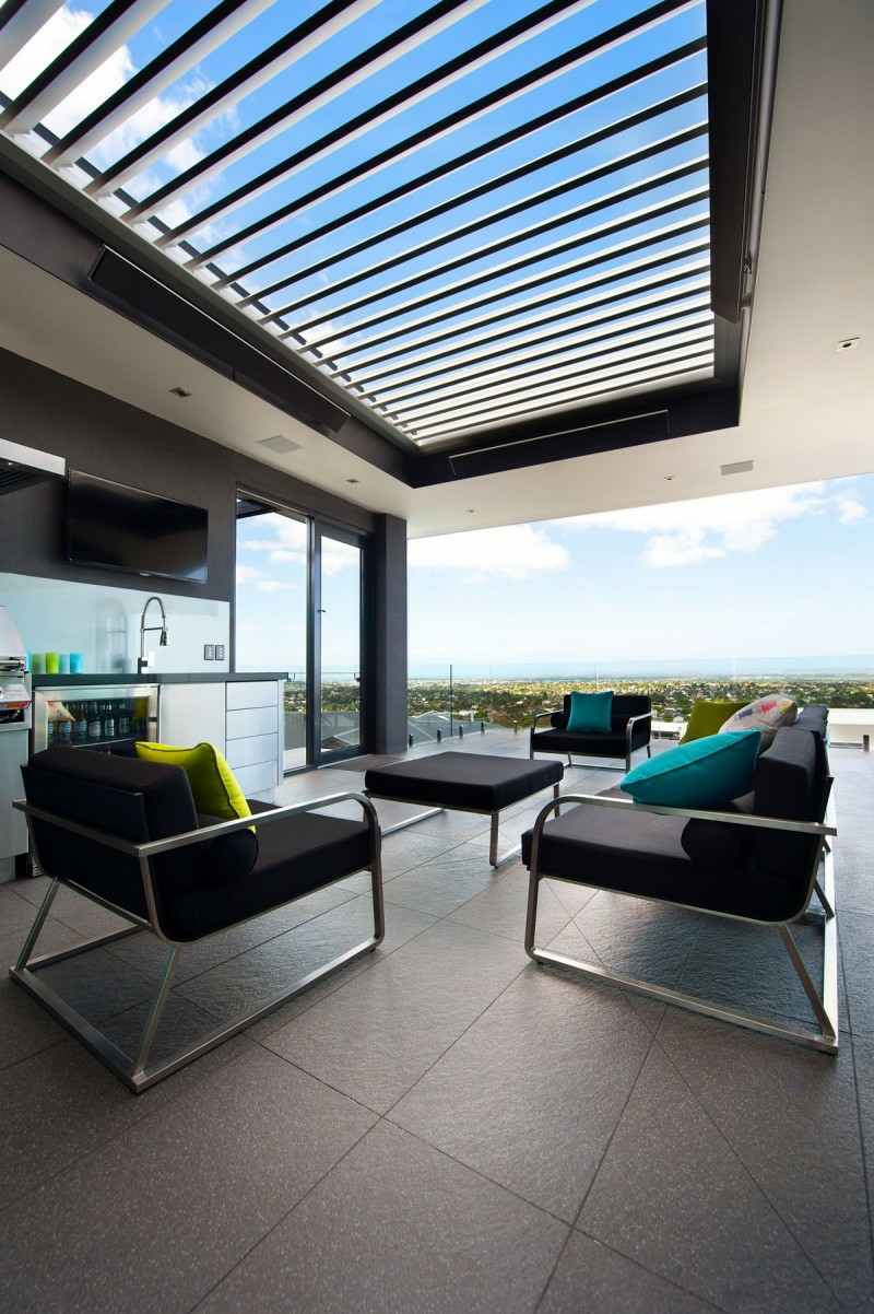 Terasa s moderným kovovým nábytkom a krytinou s lištami nápady na záhradný nábytok kovové čierne čalúnenie stropné dizajnové lišty