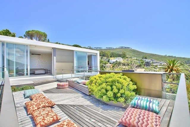 terasa moderne navrhnutý drevený lavičkový sedák vankúšový akcent Terasa-moderne navrhnutý-vankúš na sedenie z dreva na lavičke-kríkov-akcent