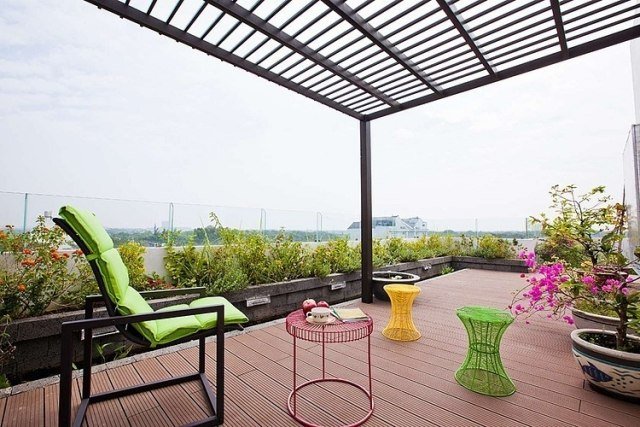 strešná terasa moderne navrhnuté kovové pergoly wpc podlahové rastliny vo vaniach strešné terasy-moderne navrhnuté-kovové-pergola-wpc-podlahy-závod-vane