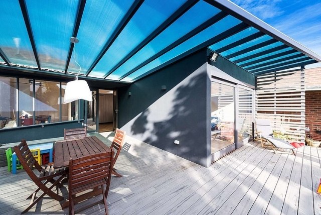 Strešná terasa s drevenou podlahou z moderného dizajnu z plexiskla Strešná terasa-moderne navrhnutá-plexisklo-strešná krytina-drevená podlaha