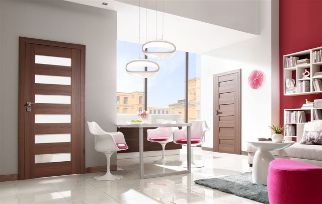 moderné drevené interiérové ​​dvere rám-sklo-horizontálne výrezy