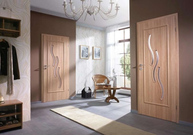 moderný-drevo-interiér-dvere-vyrezaný-tvar vlny