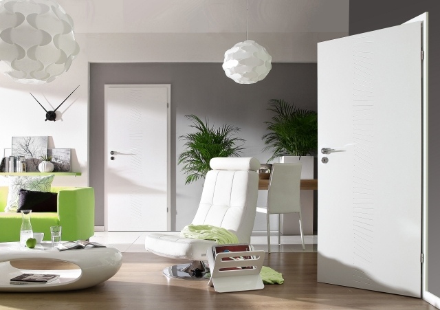 moderný-interiér-dvere-biela-deco-sloty-obývačka