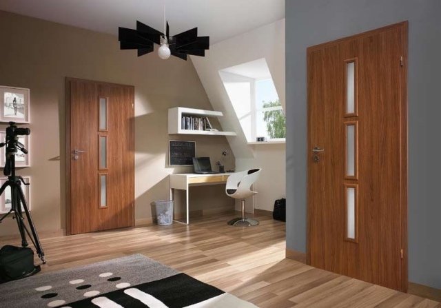 drevo-interiérové ​​dvere-moderné-sklenené-výrezy-zvislé