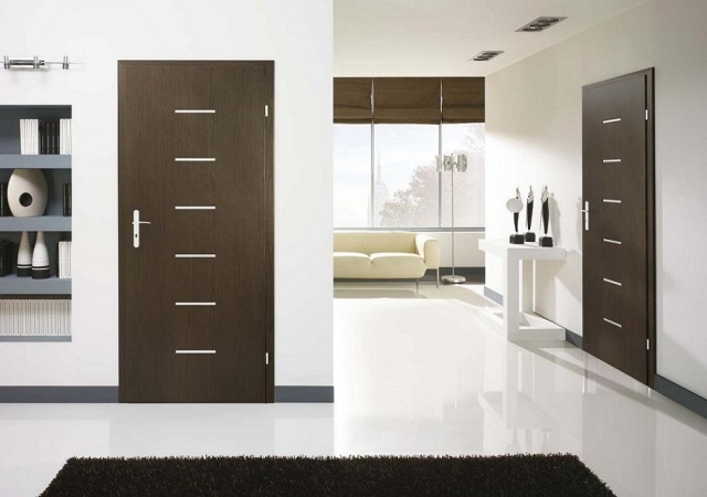 dvere do miestnosti-drevo-tmavá-farba-sklo-štrbinová-horizontálna