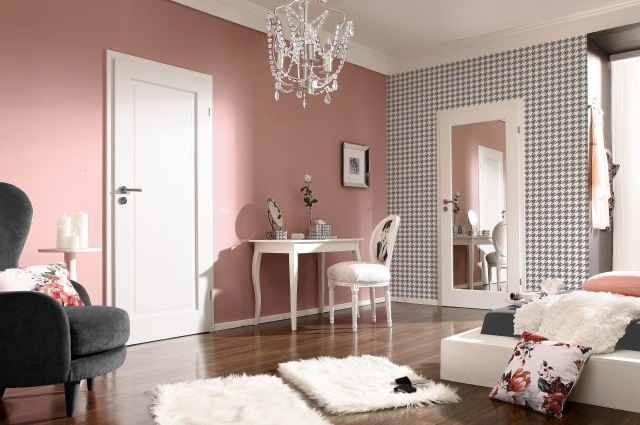 spálňa-dievča-biela-interiérové-dverové zrkadlo