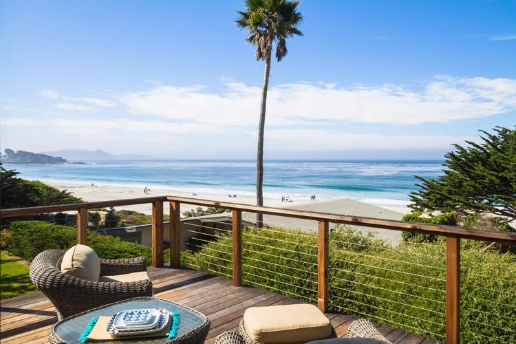 moderný-terasa-dizajn-výhľad na more-drevo-dlaň-kreslo-ratan