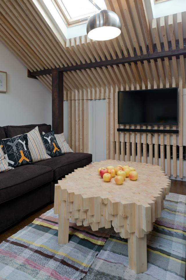 obývačka-nápady-svetlíky-drevené lamely-deko-sedenie