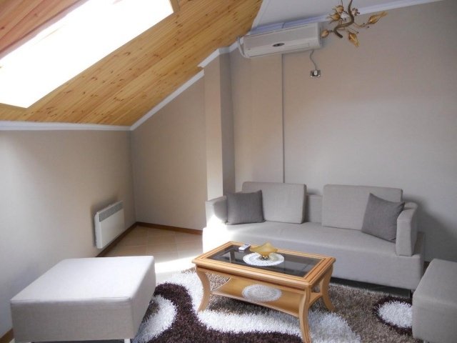 obývacie nápady-svetlíky-sivý-nábytok-drevené-stropné obloženie