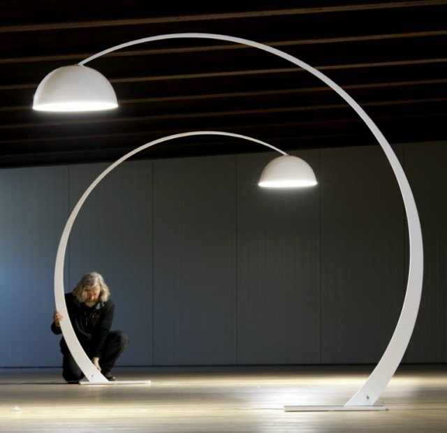 Franco-Zavarise 1969 model zava lampa dizajn-kovový oblúkovitý rám Franco-Zavarise 1969 model klasického dizajnu žiarovky v oblúkovom ráme