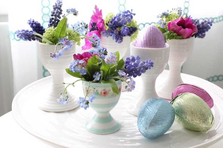 Keramické šálky na vajíčka pôsobia ako mini kvetinové vázy Veľkonočné dekorácie-kvety-vajíčka-vázy-perlové hyacinty-nezábudka-čokoládové vajíčka