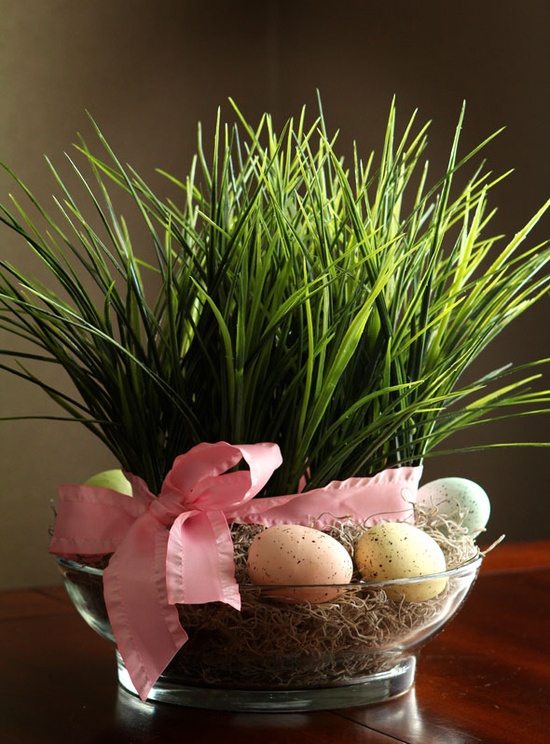 sklenené veľkonočné vajíčka s ozdobou mašle nápady na veľkonočné vajíčka so sklenenou miskou a ozdobením mašľou