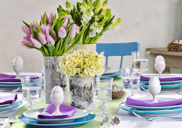 fialové tulipány, biele hyacinty a mini narcisy v oddelených vázach Veľkonočná dekorácia s kvetmi stôl-tulipány-hyacinty-mini-narcisy-obloženie brezovou kôrou