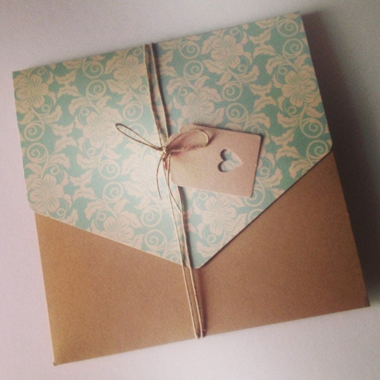 Snové pozvánky na svadbu, s ktorými si môžete pohrať pozvánky-svadobné-kreatívne-nápady-ručná výroba-dekorácia-papier-hnedý-papier-stuha