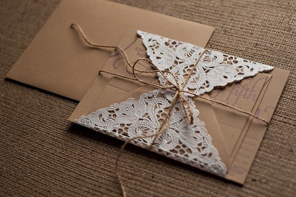 rustikálna pozvánka s čipkou ako obálka rustikálne-pozvánky-na-svadobnú-obálku-top