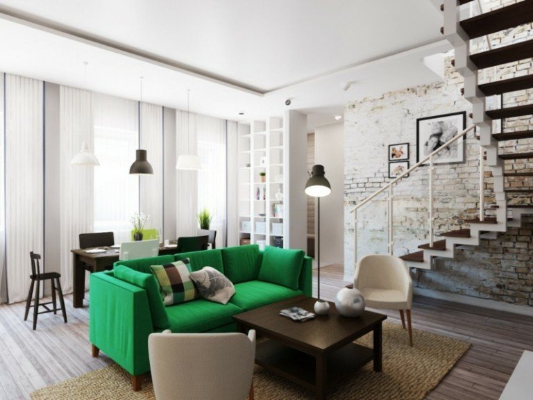 Smaragdovo zelená pohovka ako kontrast k bielej tehlovej stene nápady na pohovku v zelenom konferenčnom stolíku z tmavého dreva parkety biely klinkerový kameň