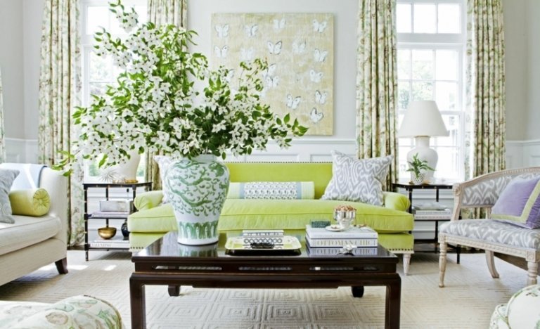 Elegantný nápad na dizajn obývačky so zelenými akcentmi nápady na pohovku zelená limetka zelená váza dekorácia kvety biely vintage konferenčný stolík z tmavého dreva