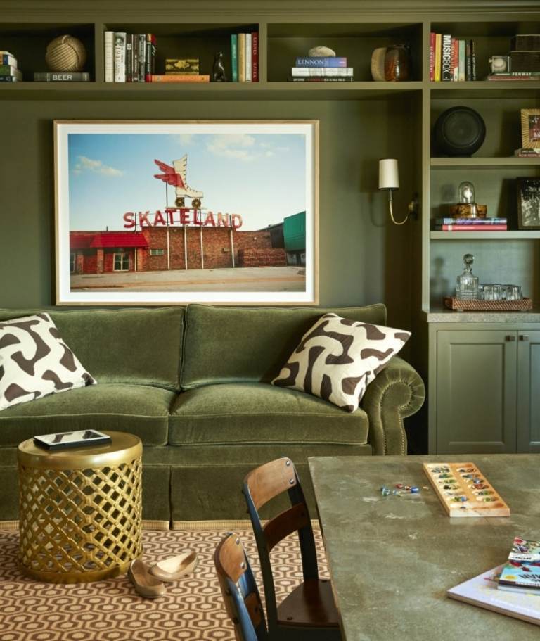 Pohovka, nástenná jednotka a jedálenský stôl v khaki zelenej farbe nápady na pohovku zelená khaki nástenná jednotka polička retro konferenčný stolík zlatý jedálenský stôl