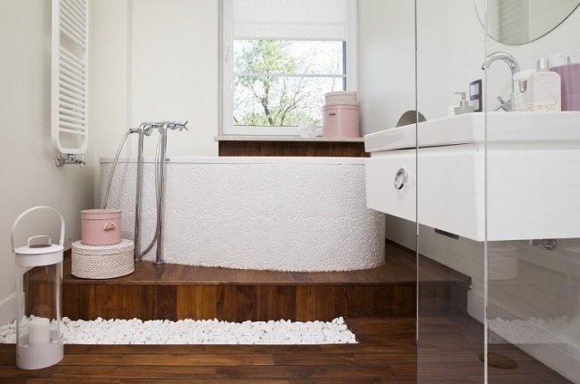 nápady na kúpeľňu dlaždice v dreve vzhľad-biela-vaňa-vaňa-dekoratívne-ružové-akcenty