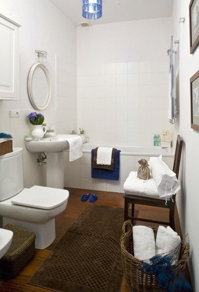 malá-kúpeľňa-biela-stena-dlažba-podlaha-dlažba-vzhľad dreva