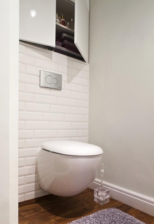 nápady do kúpeľne-dlažba-drevený vzhľad-biela-obkladačka