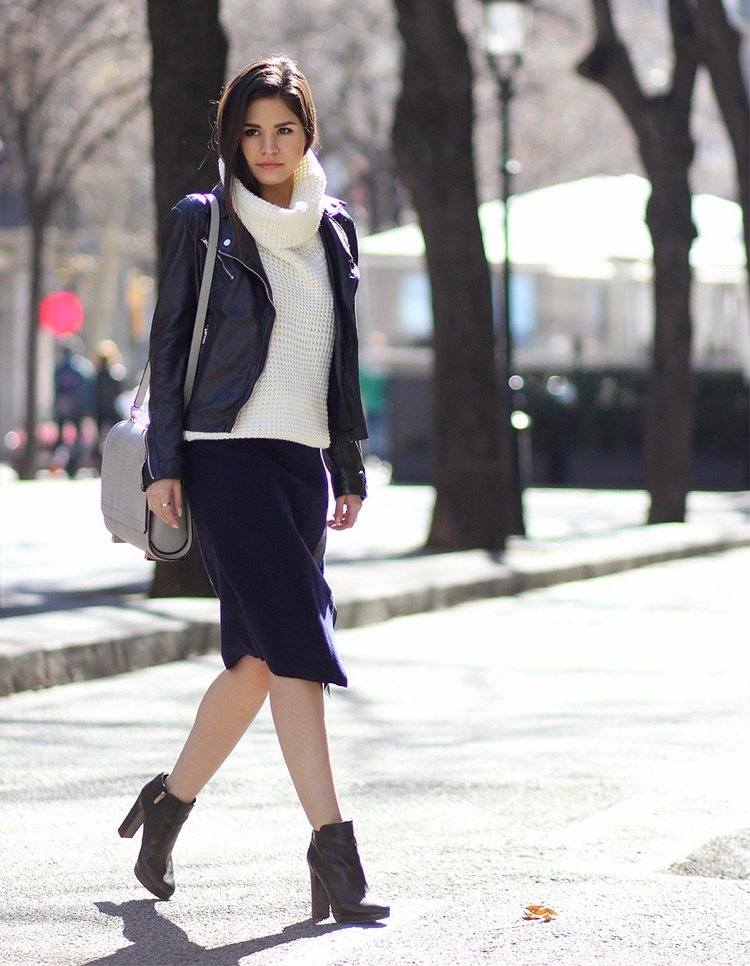 Členkové čižmy na podpätkoch skombinujte s oversize svetrom a koženou bundou Členkové topánky -čierny podpätok-outfitt-móda-rock-sveter-biely