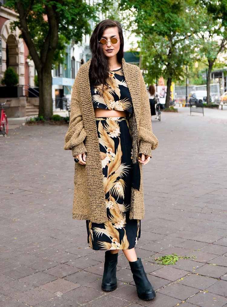 členkové topánky-čierne-outfity-móda-oversize-kardigan-hrubý podpätok