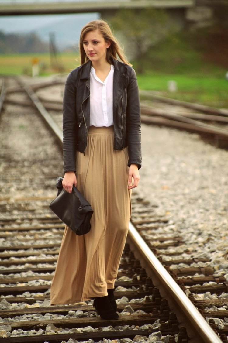 Skombinujte maxi sukňu s členkovými topánkami na jar a na jeseň členkové topánky-čierna-výstroj-maxi-sukne-móda