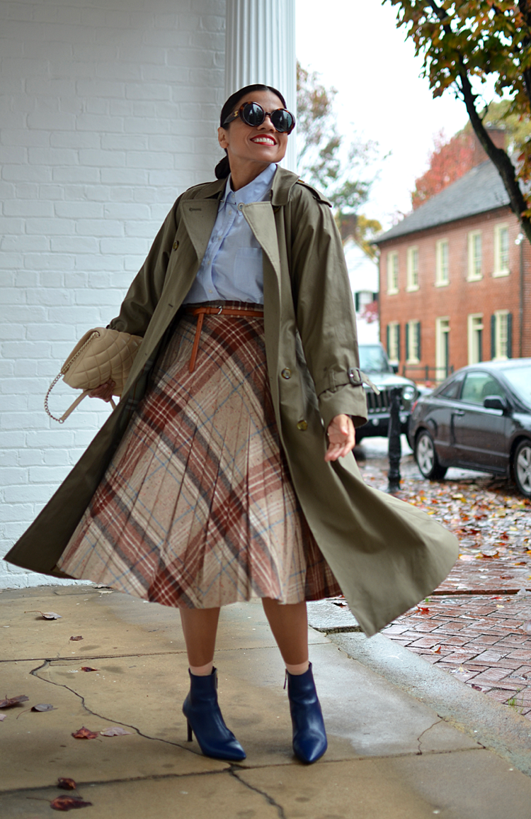 Trenčkot, midi sukňa so skladaním a károvaným dizajnom pre vintage nádych členkové topánky-outfitt-móda-vintage-šaty-trenčkot-plisované