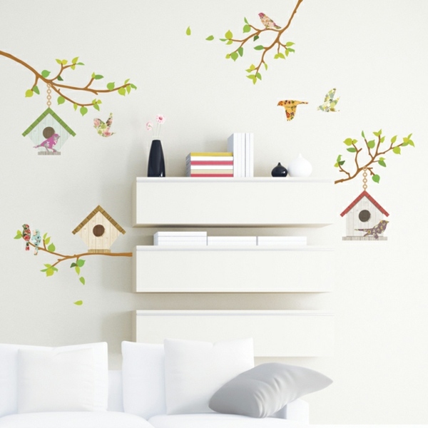 poličky na stenu roztomilé vtáky biela farba Poličky na stenu s čalúnenou pohovkou v bielej farbe