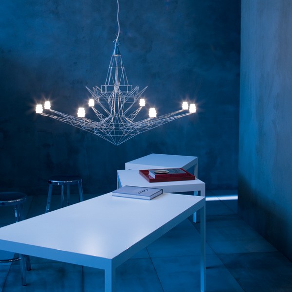 LEHKÝ kovový luster sochársky dizajn Tom Dixon LEHKÝ kovový luster skluptural Tom Dixon