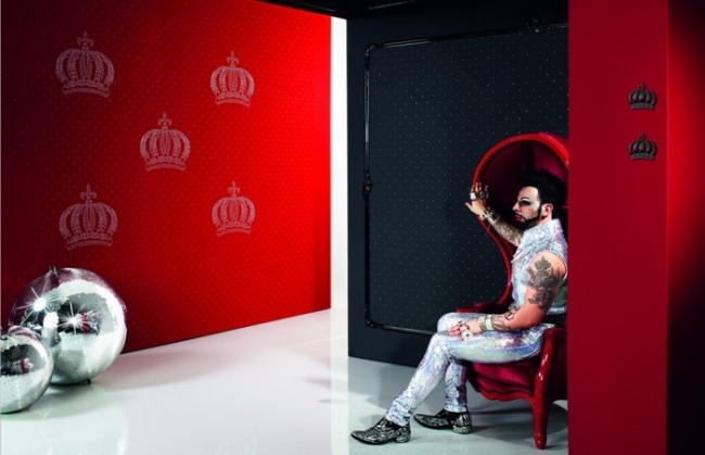 HARALD GLÖÖCKLER extravagantné tapety červené čierne koruny Tapeta HARALD GLÖÖCKLER červené čierne korunky