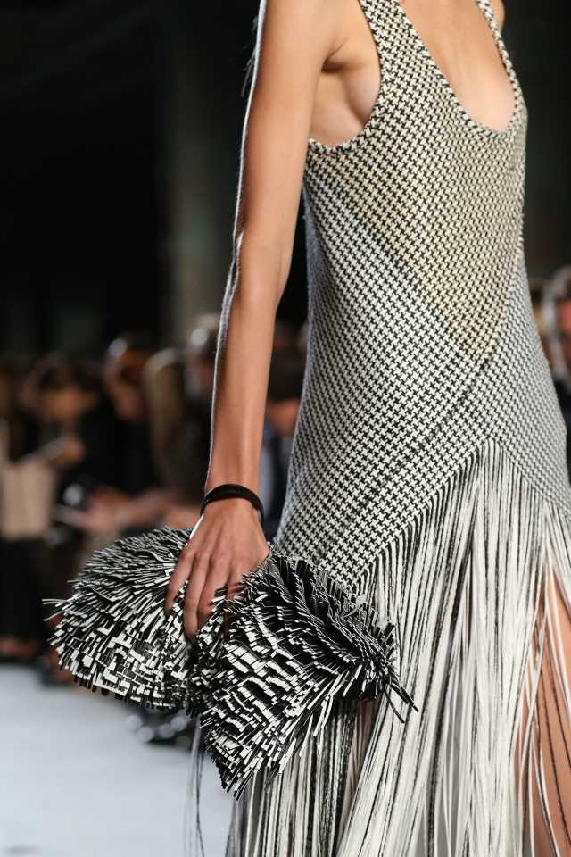 Dizajnové tašky v kožušinovom vzhľade-Proenza Schouler-2015-jarná kolekcia designer-taschen-Proenza-Schouler-2015-fur-look-casual-outfit