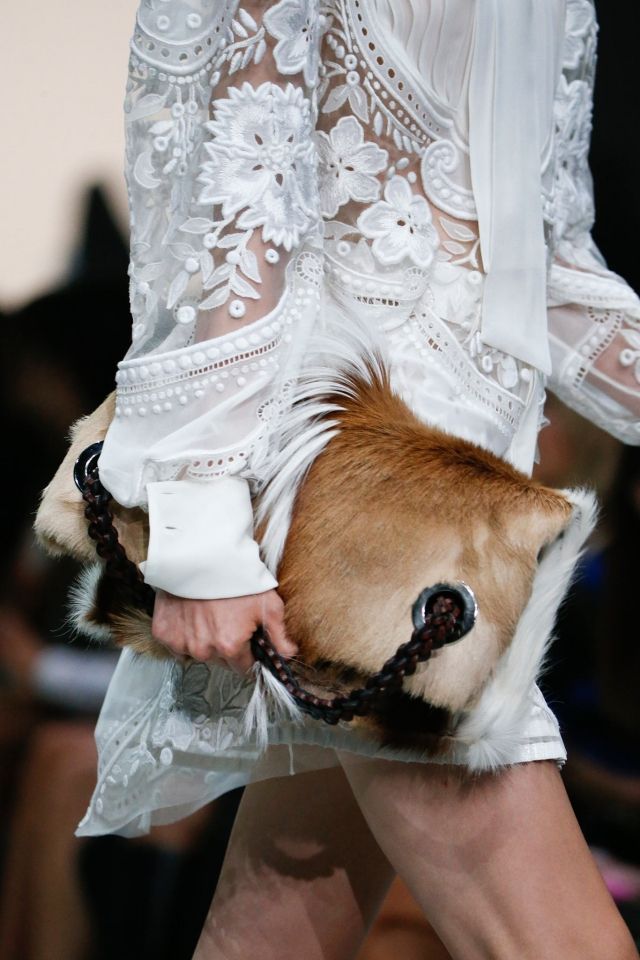 Kožušinová taška od Roberto Cavalli-Módne trendy 2015-jar-leto Felltasche-Roberto-Cavalli-Módne-tašky-2015-jar-leto