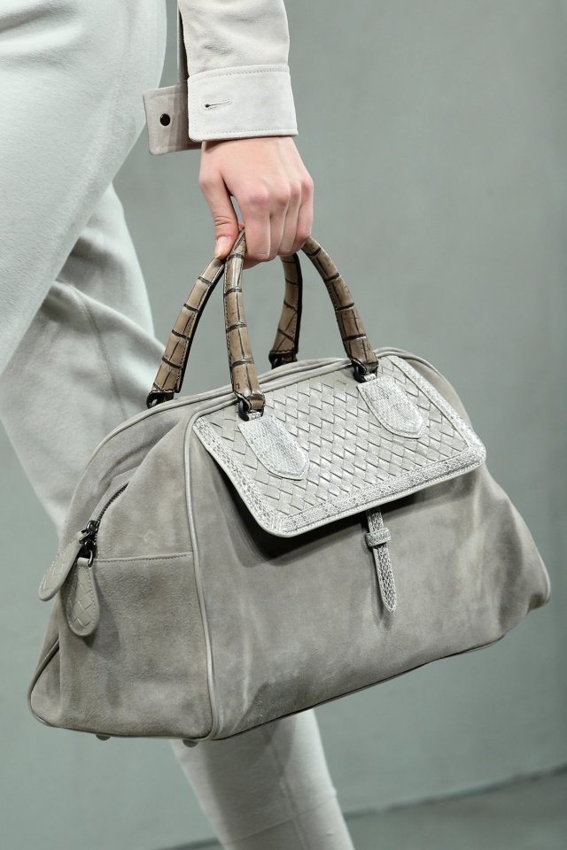 Klasický dizajn tašky na rukoväť, trend v roku 2015 Velours-Bottega Veneta Classic-Designs-Top-Handle Bags-Trends-2015-velur-Bottega-Veneta