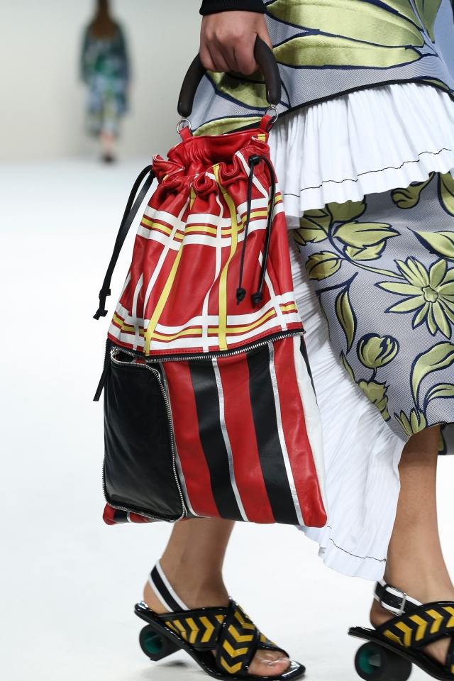 trendové tašky na jar 2015 -Marni taška so šnúrkou na stiahnutie 2015-Taschenmode-Marni-sťahovacie vaky-farebné kombinácie-moderné