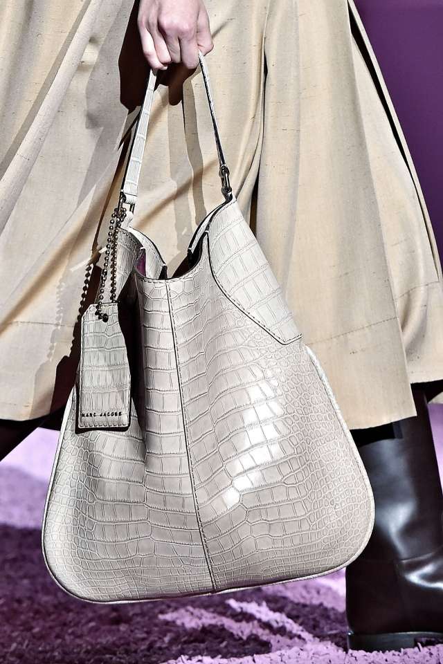 Trendy kabelky-ležérna taška s držadlom-sivá-koža-Marc Jacobs-foto-Fabio Ionà Trendy v taškách-Tašky s hornou rukoväťou-Marc-Jacobs-Photo-Fabio-Ionà-krokodíl-koža