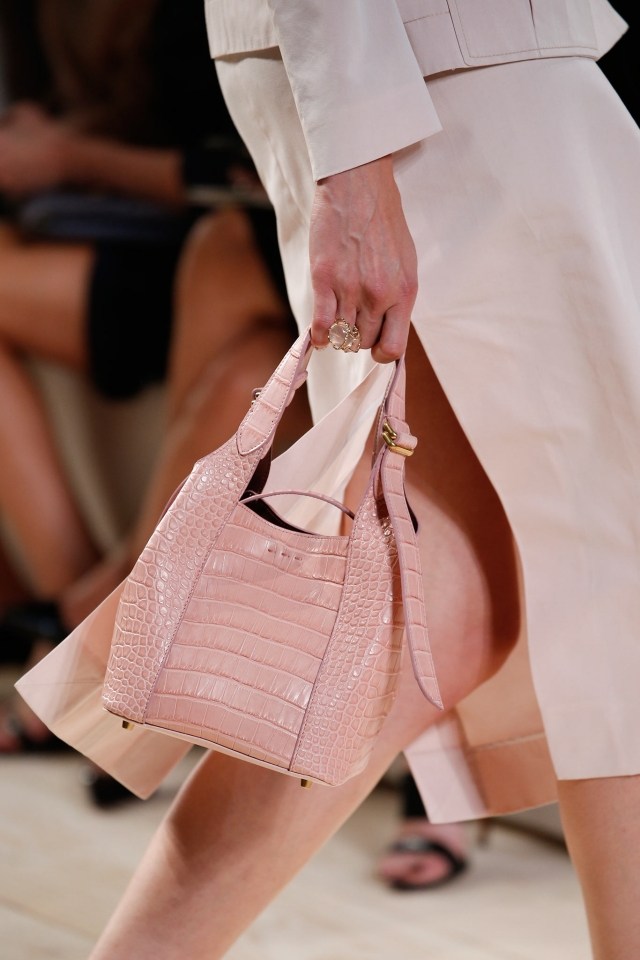 dizajnové tašky od Niny Ricci-krokodília koža-textúra-tmavá ružová-foto-Alessandro-Garofalo dizajnérske tašky-nina-ricci-foto-Alessandro-Garofalo-leštená-koža-krokodíl-textúra
