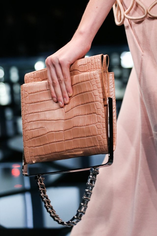 Dizajnové tašky, trendy na jar 2015. Kožená spojka z krokodílej kože-balenciaga Kožené kabelky so spojkou a reťazou