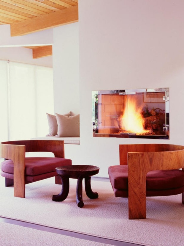 Vstavané ohnisko s oknom a sklom, moderný interiérový dizajn, drevené stoličky, čalúnené sedadlo