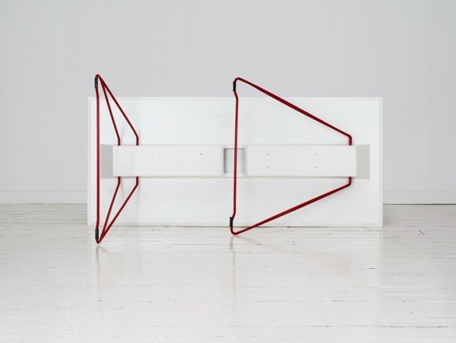 skladací stôl červené kovové nohy biela stolová doska alexander lervik