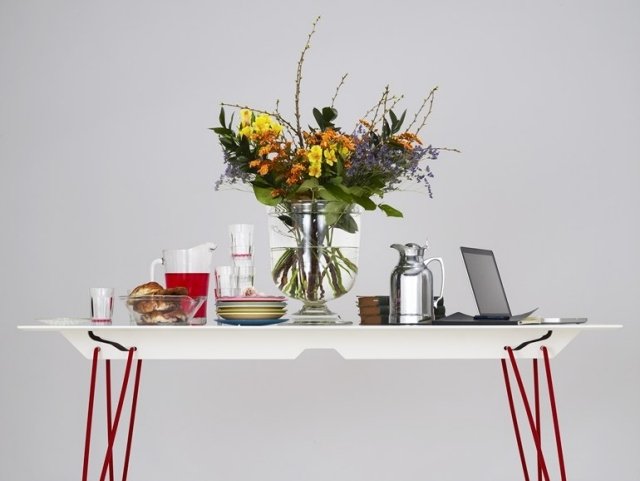 rozťahovací biely jedálenský stôl skladací na červené nohy lervik-alexander luci