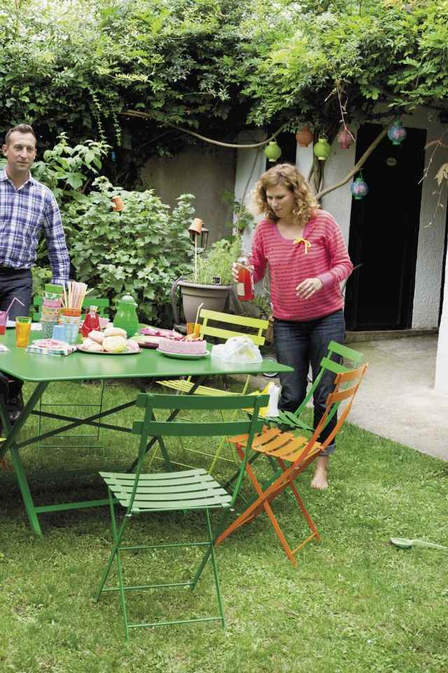 Kovový stôl Cargo Philippe Mathieu-zelený priestorovo úsporný záhradný nábytok