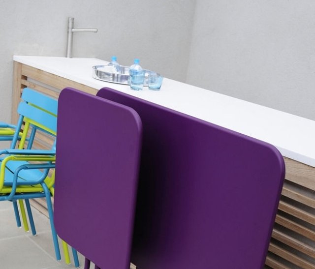 priestorovo úsporný balkónový nábytok skladací stôl fialový-PETALE Philippe-Mathieu